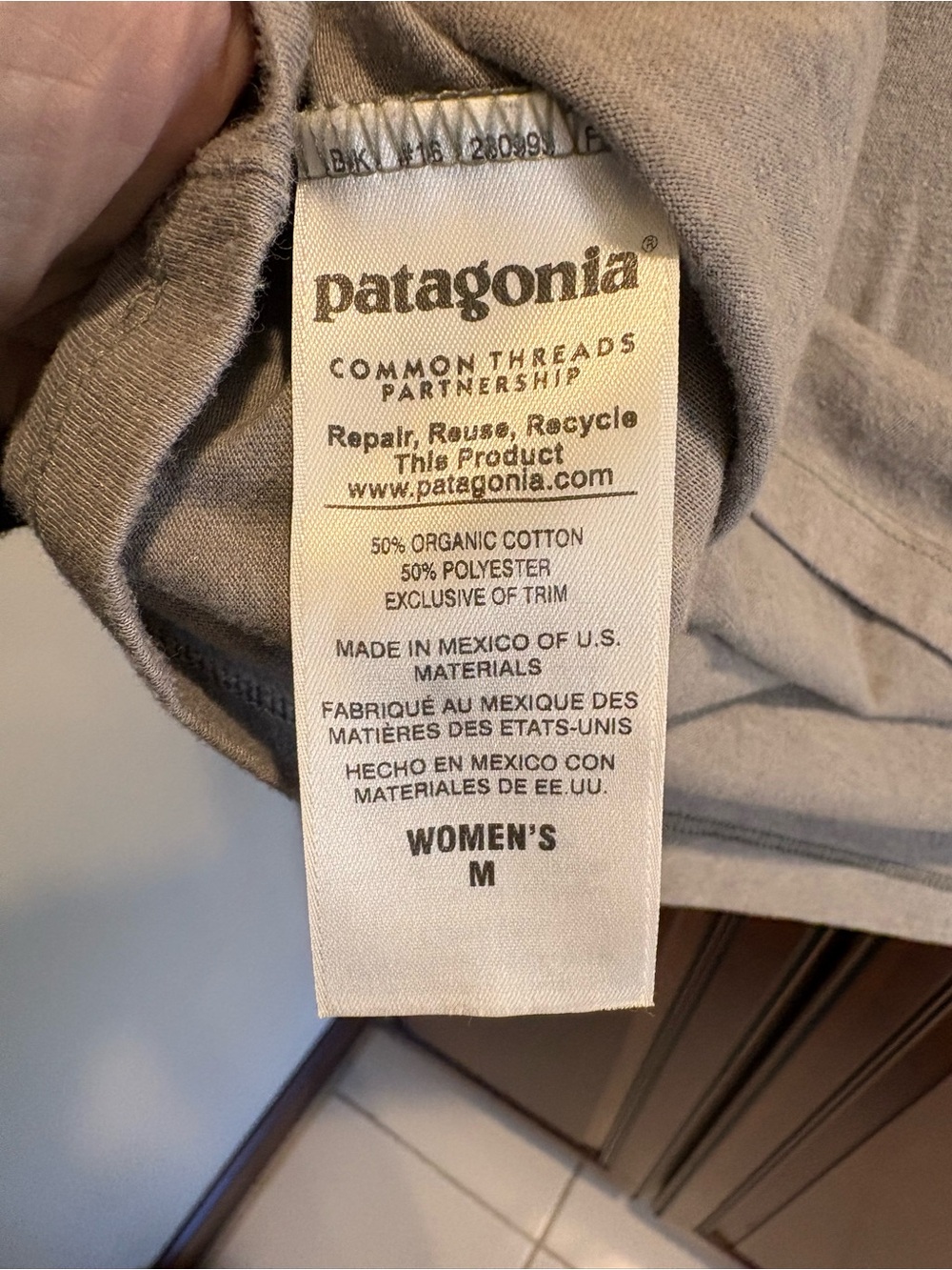 Patagonia Light Gray Graphic V-Neck Crew Tee with Sunset Mountain Print - M - Picture 4 of 7